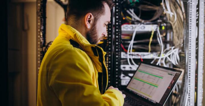 What network engineer jobs are available in Dallas, TX, and what do employers pay and require?