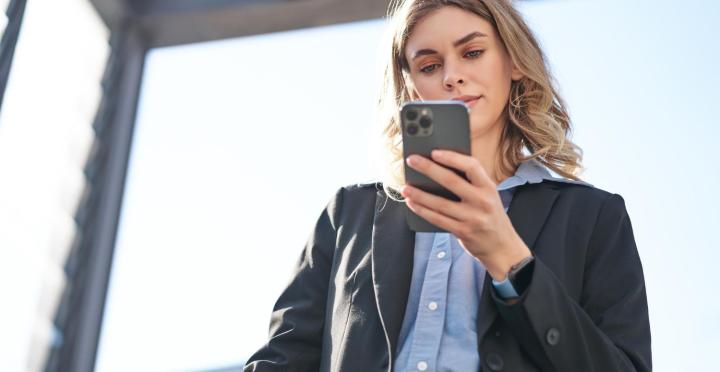How to Make a Resume on Your Phone: 2026 Mobile App Guide