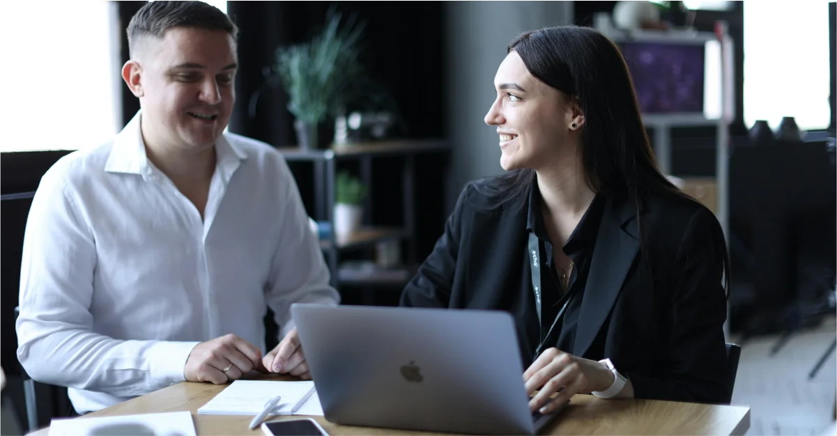 Employer comparing the top recruitment agencies in the United States using Trustpilot reviews, Forbes rankings, and placement warranty terms